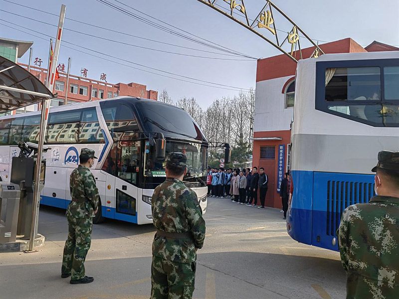 mksport考生乘车奔赴考场