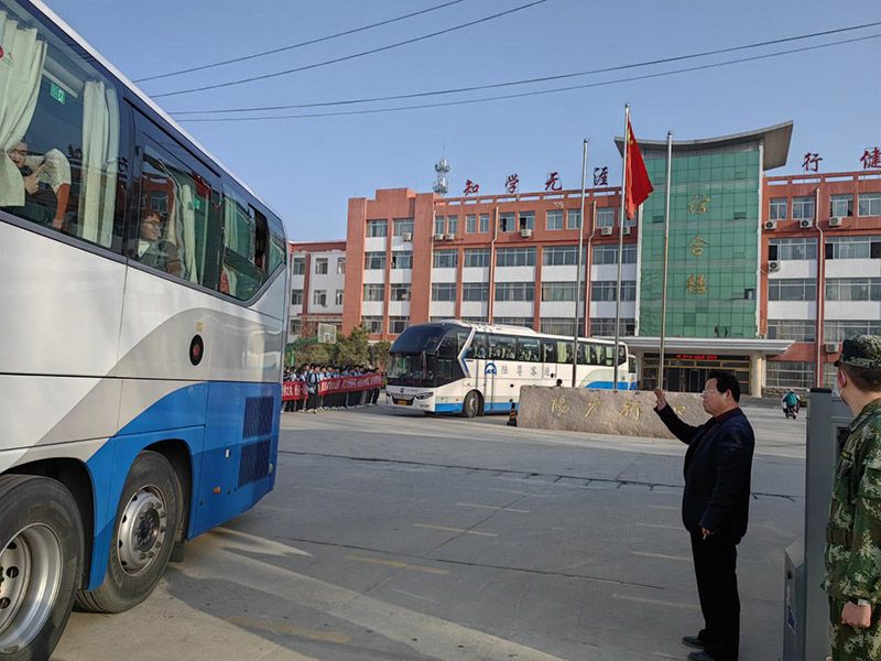 mksport考生乘车奔赴考场